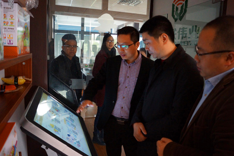 鄭總現(xiàn)場(chǎng)為副市長演示慧聯(lián)O2O云商城系統(tǒng)