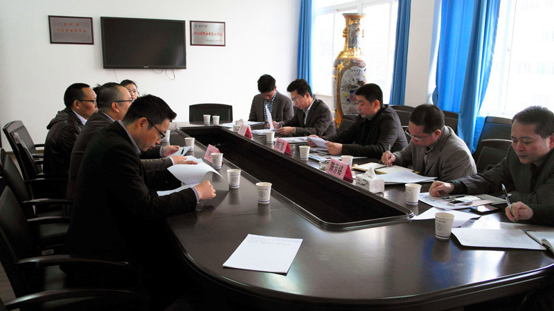 副市長開會(huì)與大家討論